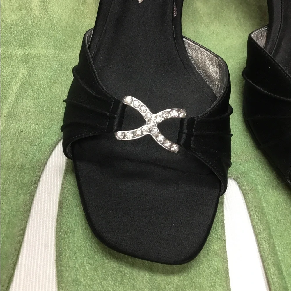 Nina Lovely Black Heels - Picture 2 of 9